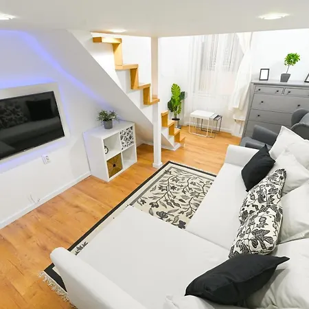 Charming In Damjanich Str., Lucas *