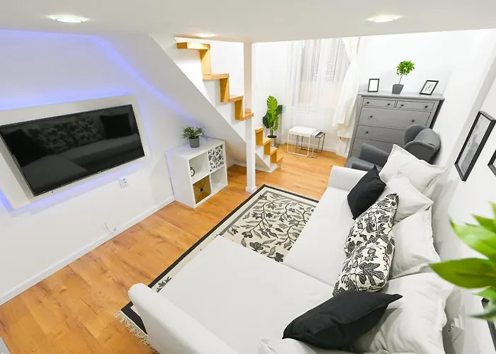 Charming In Damjanich Str., Lucas *